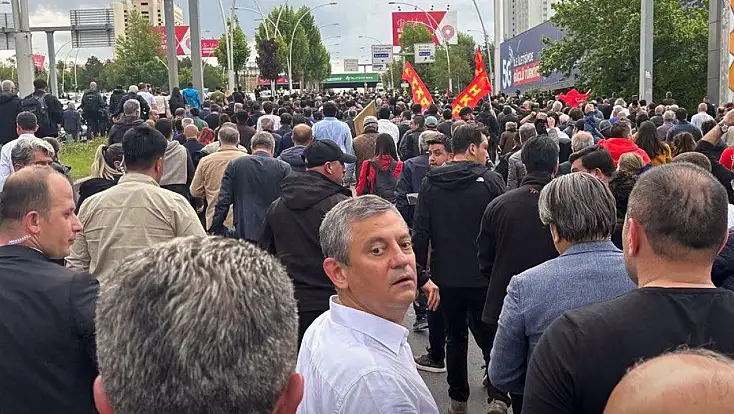 Kayseri’de görevden aldığı isimlerden Özgür Özel’e tam destek