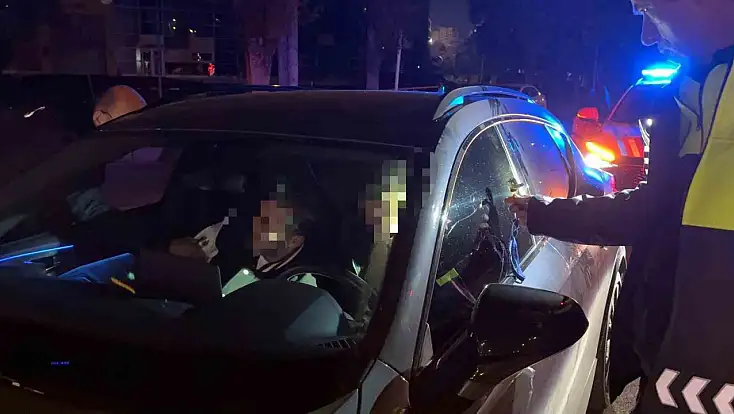 Kayseri’de kırmızı ışıkta uyuyakaldılar! Gerçek polis kontrolünde ortaya çıktı