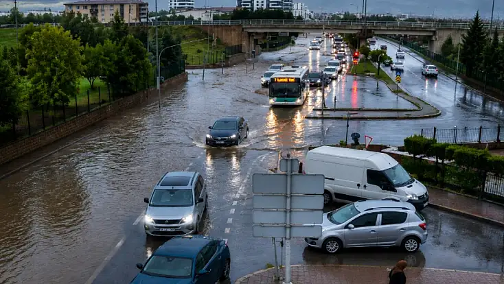 Kayseri’de yağmurla karışık dolu yağdı sel oldu