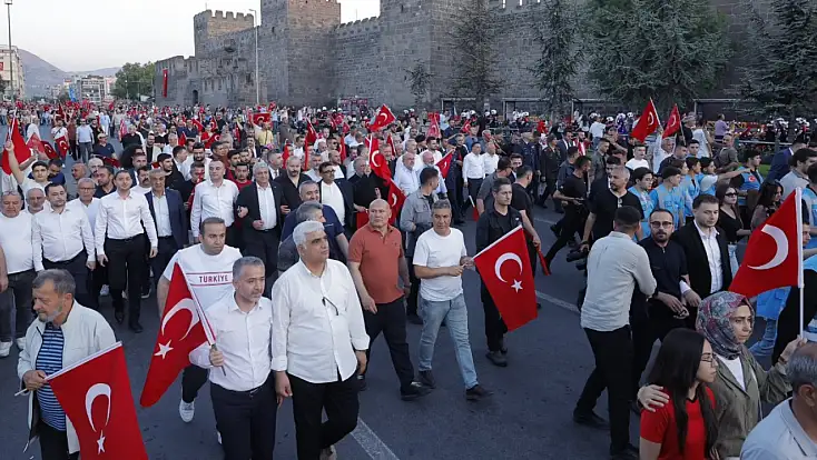 Kayseri’de yer gök kırmızı beyaz! Görenlerin göğsünü kabartan tarihi yürüyüş