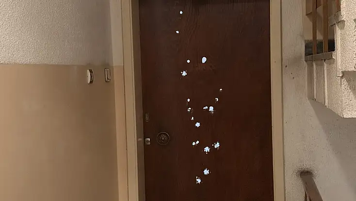 Kayseri’deki vakfın bulunduğu apartmanın kapısına kurşun yağdırdılar!