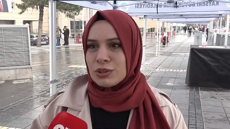Kayserili vatandaştan dikkat çeken söz! Bir kız çocuğunun parmak kaldırması demek