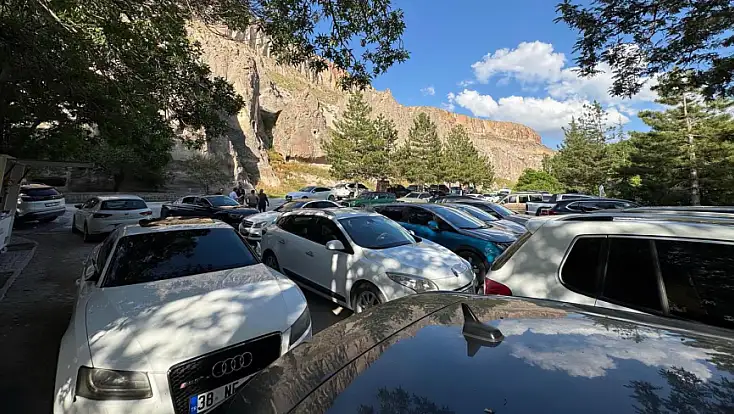 Kayseri'de hafta sonu vatandaş akın etti! Otoparklar doldu taştı