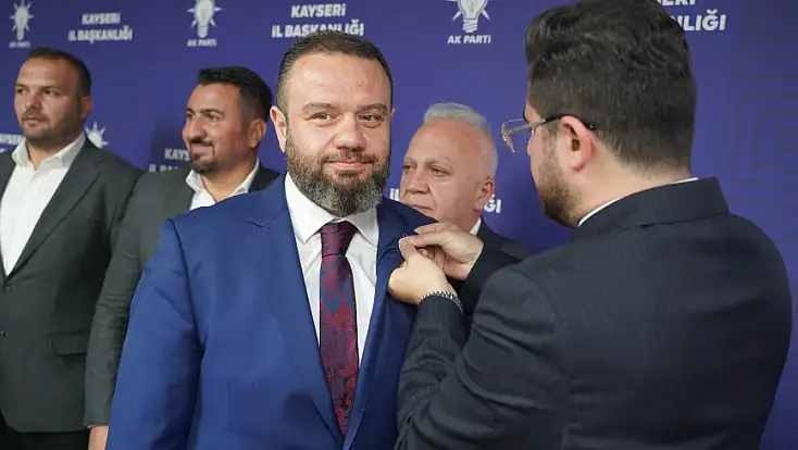 Kayseri'de istifa eden Yeniden Refah Partililer AK Parti rozeti taktı