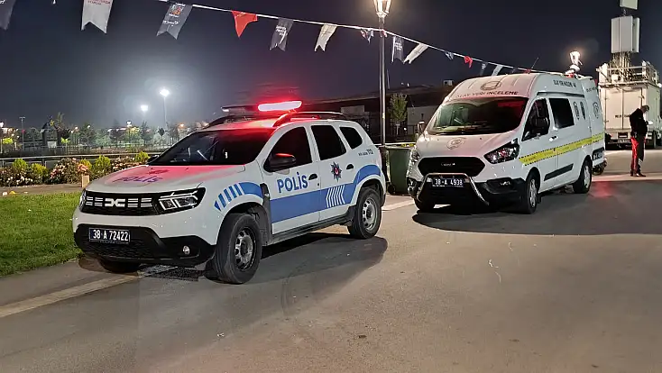 Millet Bahçesi'nde bıçaklı-yumruklu kavga: 2 yaralı