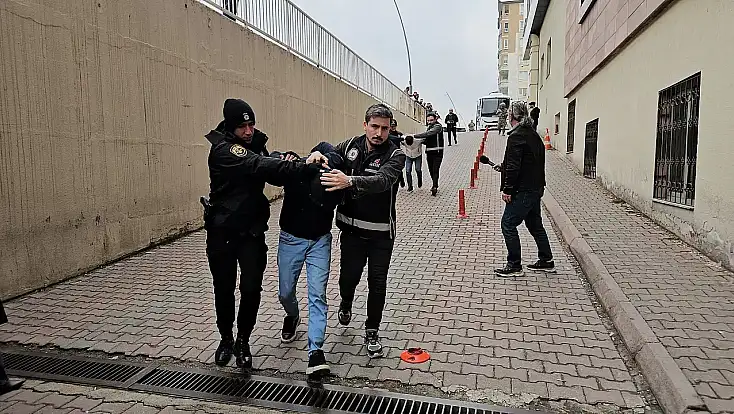 Polisin yaralandığı operasyonlarda gözaltına alınan 9 kişiden 4’ü serbest bırakıldı