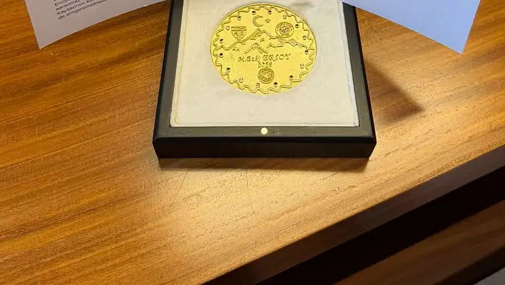 Sadece 38 tane var! O madalya bakın kimin masasında ortaya çıktı?