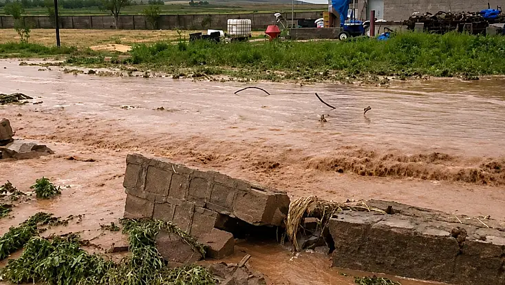 Şiddetli yağış Kayseri’yi vurdu! Mahalle sular altında kaldı