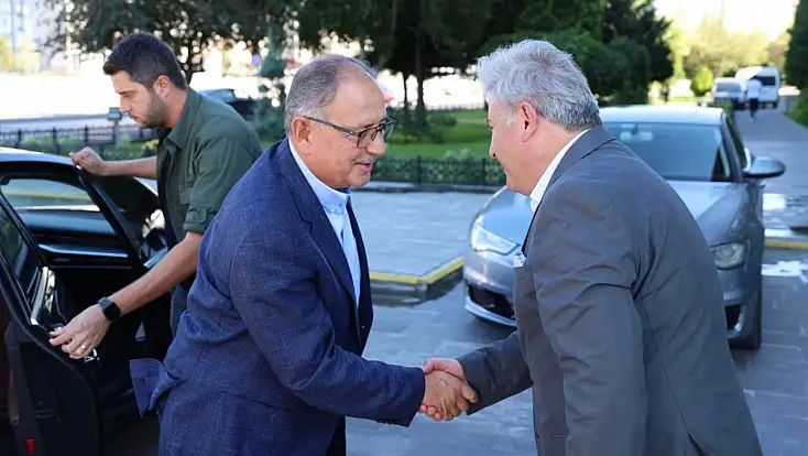 Siyaseti bırakan Özhaseki, siyasete adım attığı yerde görüldü
