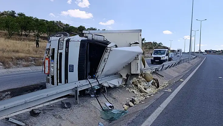 Talas’ta tır devrildi!