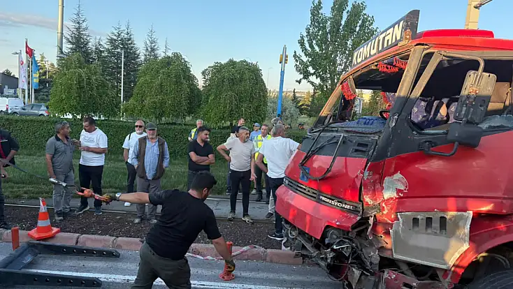 Tramvay ve kamyon çarpıştı!