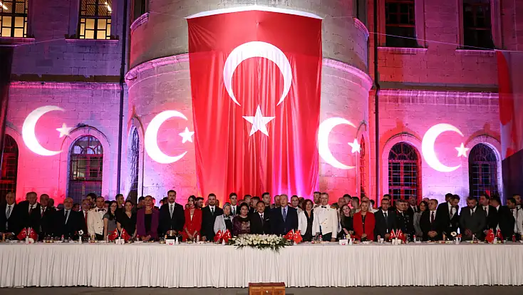 Vali Çiçek'in sözleri damga vurdu! Kayseri’de Zafer Bayramı coşkusu!