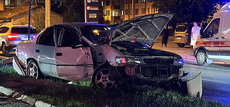 17 yaşındaki ehliyetsiz sürücü otomobille direğe çarptı