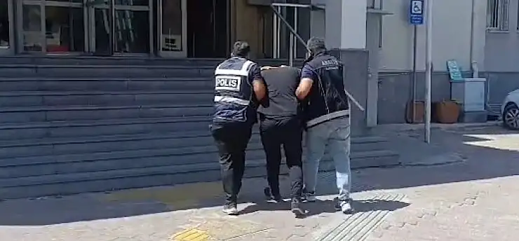 Aranıyordu, saklandığı evde yakayı ele verdi