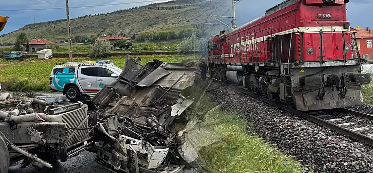 Bir anda lokomotifin önünde kaldı! Kayseri'de 2 yaralı