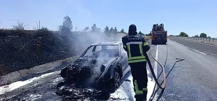 Bünyan'da seyir halindeki otomobil alevlere teslim oldu