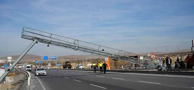 Niğde-Kayseri yolunda kamyon devrildi