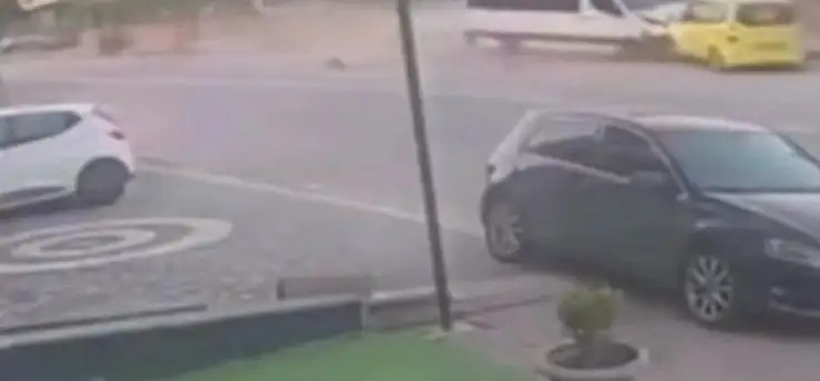 Freni patladı! Minibüs taksiyi metrelerce sürükledi