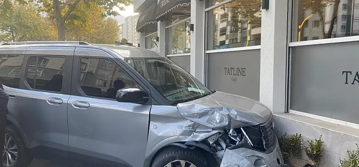 Kayseri'de korkutan kaza: Araç kafe duvarına girdi!