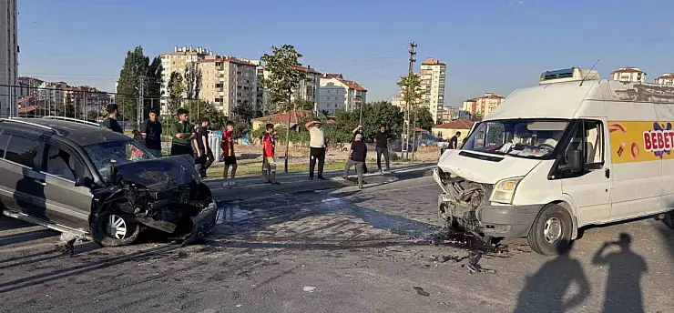 Direksiyon hakimiyetini kaybedip karşı şeride daldı! 1'i ağır 2 yaralı