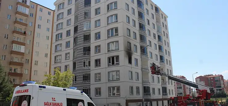 Kayseri'de 9 katlı binada yangın : 1'i çocuk 3 kişi son anda indirildi!