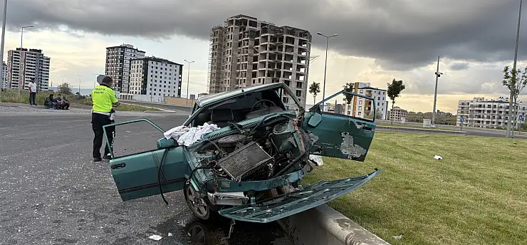Kayseri'de araç hurdaya döndü! 1'i ağır 4 yaralı