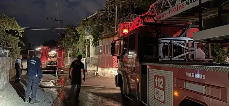Kayseri'de balkonda yakılan mangal iki evin çatısını kül etti