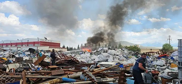 Kayseri'de bir yangın daha: Açık alanda hurdalar alev aldı!
