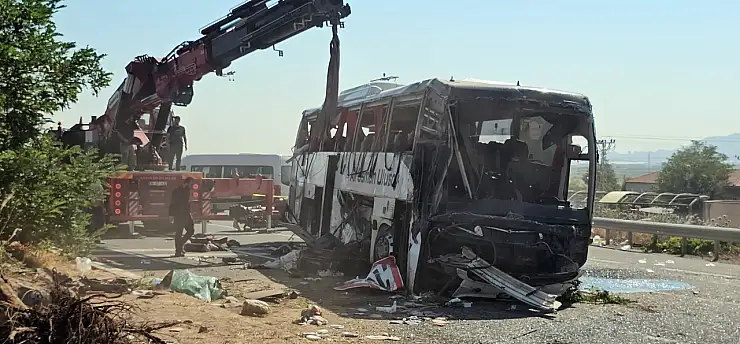 Kayseri'de devrilen otobüs kaldırıldı