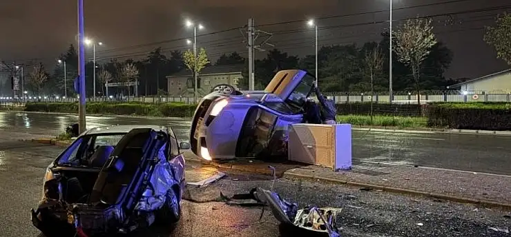 Kayseri'de duran araç kazaya karıştı: Otomobiller kullanılmaz hale geldi