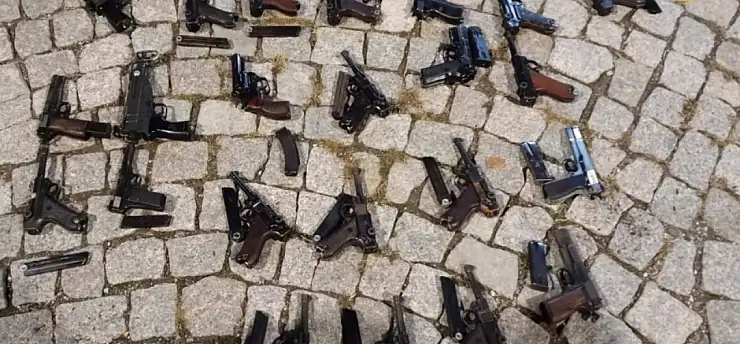 Kayseri'de eş zamanlı baskın: Uzi ve tabancalarla yakalandılar