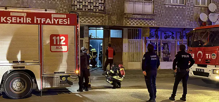Kayseri'de gece saatlerinde çıkan yangında vatandaşlar balkonlara çıktı