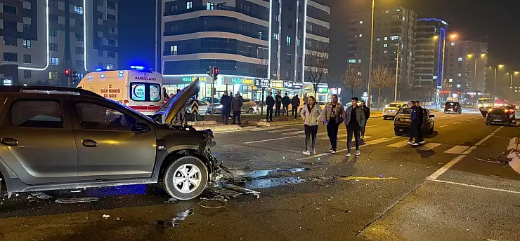 Kayseri'de gece saatlerinde kaza! İki araç çarpıştı