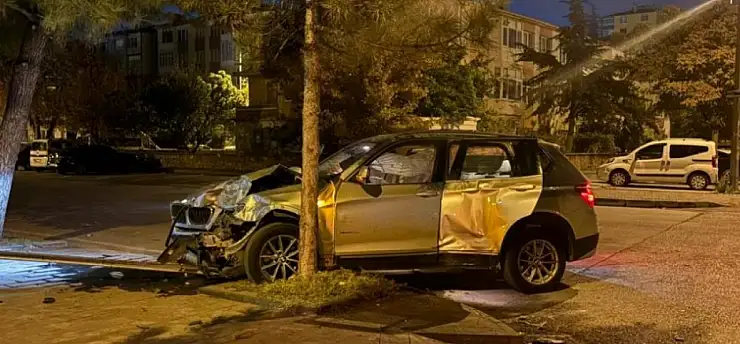 Kayseri'de iki araç çarpıştı! SUV'un durabildiği yer dikkat çekti