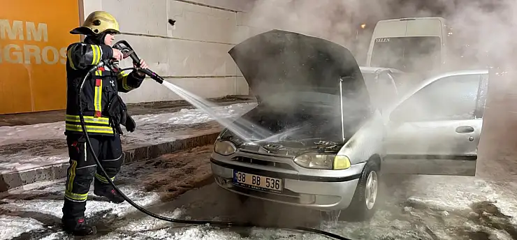 Kayseri'de ısıtmak için çalıştırılan araç cayır cayır yandı