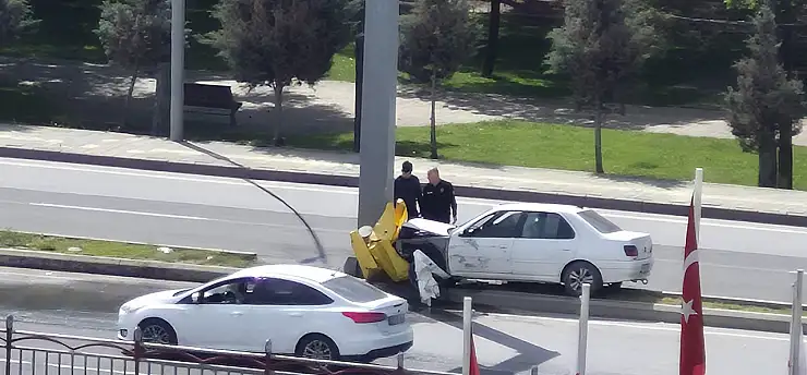 Kayseri'de kaza! Kontrolünü kaybeden sürücü direğe girdi
