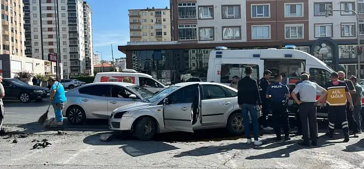 Kayseri'de kaza! Otomobiller çarpıştı, 2 yaralı