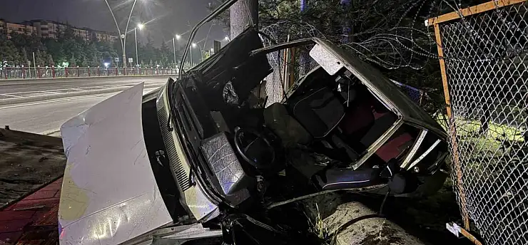 Kayseri'de ağır hasarlı kaza: Otomobil hurdaya dönüştü