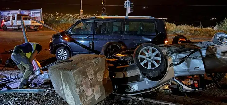 Kayseri'de kontrolden çıkan otomobil ortalığı savaş alanına çevirdi!