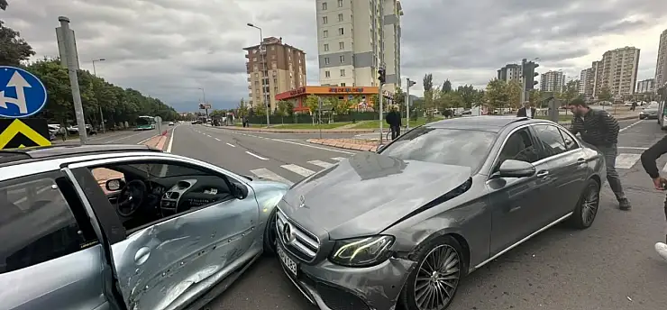 Kayseri'de lüks araç kazaya karıştı! İşte o anlar