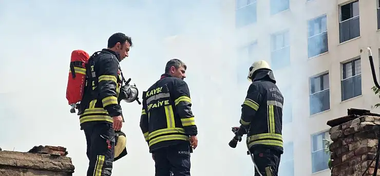 Kayseri'de mahalleyi hareketlendiren yangın: Ekipler sevk edildi