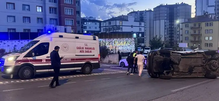 Kayseri'de minibüs önce çarpıştı, sonra yan yattı!