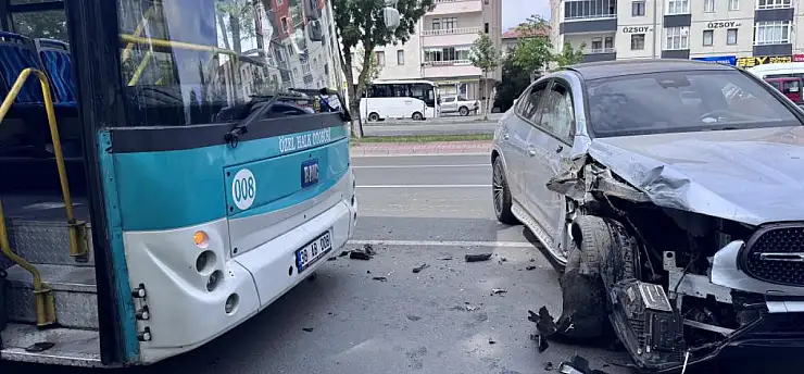 Kayseri'de otomobil ile halk otobüsü çarpıştı: 1 yaralı