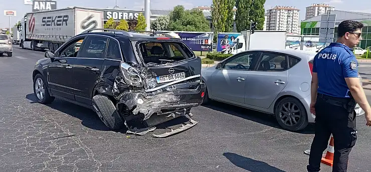 Kayseri'de otomobil ile minibüs çarpıştı!