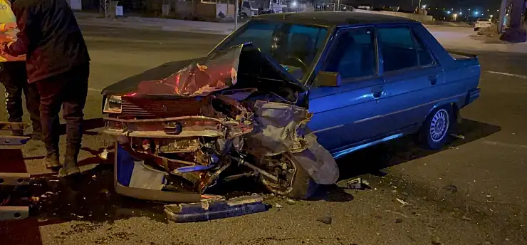 Kayseri'de otomobil önce çarptı sonra karşı yola savruldu! 2 yaralı