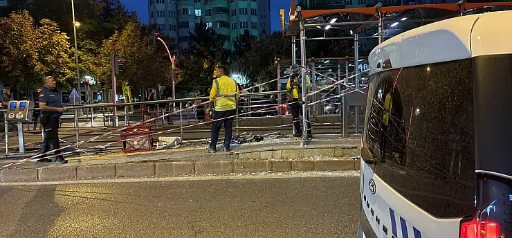 Kayseri'de otomobil tramvay durağına daldı! İşte o görüntüler