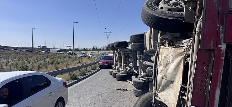 Kayseri'de pancar yüklü tır devrildi!