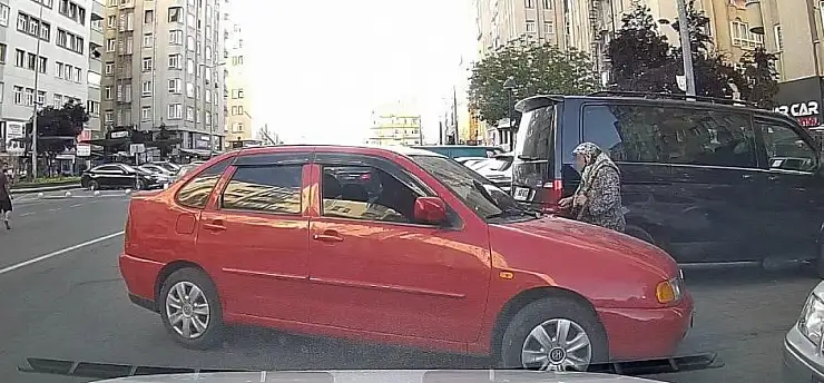 Kayseri'de park yeri tartışması: Otomobili yaşlı kadının üzerine sürdü