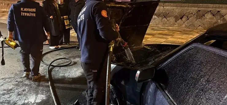 Kayseri'de seyir halinde alev alan araç kül oldu!