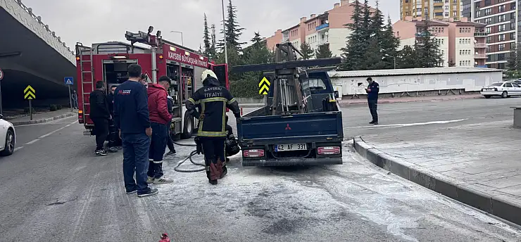 Kayseri'de seyir halindeki kamyonetin lastiği alev aldı! Ekipler müdahale etti